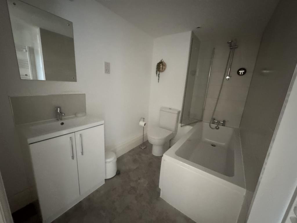 Lot: 85 - A WELL PRESENTED APARTMENT WITHIN PROXIMITY TO TORQUAY HARBOUR - Bathroom